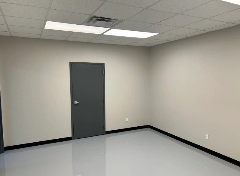 More Photos Of 850 Glaspie St, Oxford Warehouse For Sale