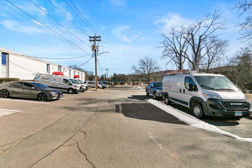 More Photos Of 118 Quinnipiac Ave, North Haven Warehouse For Lease