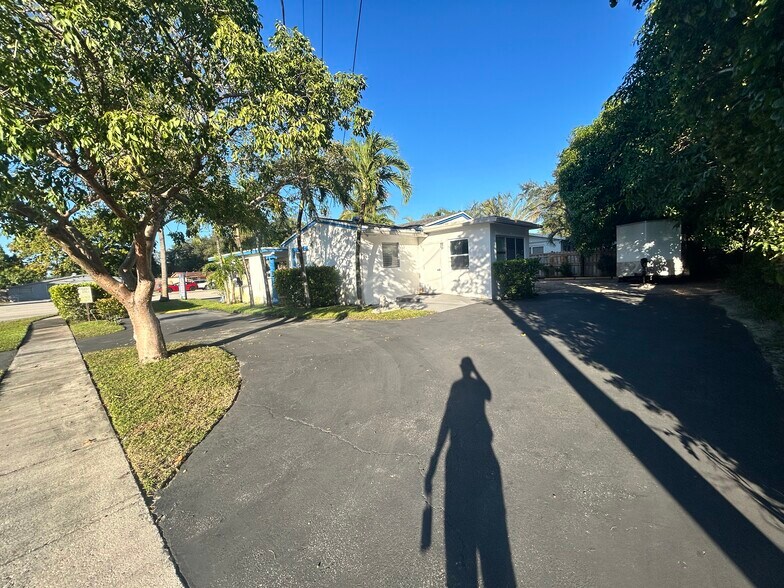 More Photos Of 5820 Sheridan St, Hollywood Office For Sale