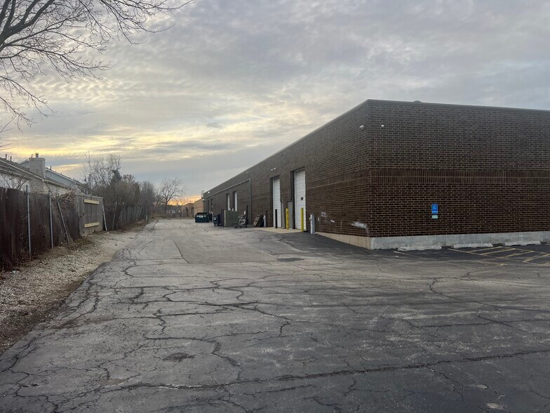 More Photos Of 1371-1375 Wilhelm Rd, Mundelein Distribution For Lease