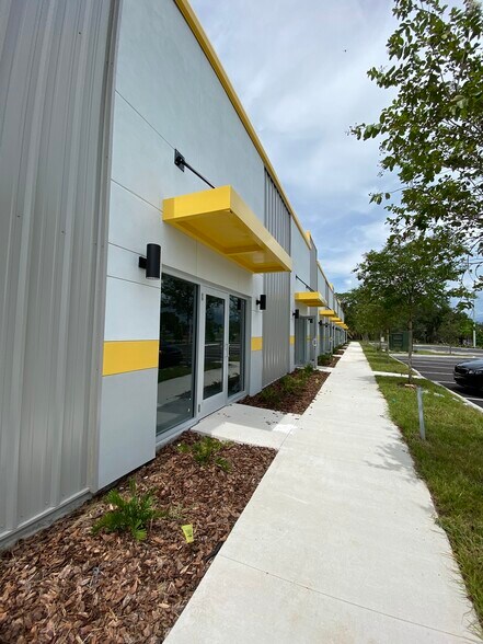 More Photos Of 3617 Commercial Way, Spring Hill Self Storage For Lease