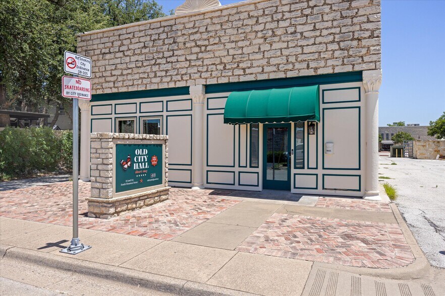 More Photos Of 111 S Houston St, Granbury Loft Creative Space For Sale