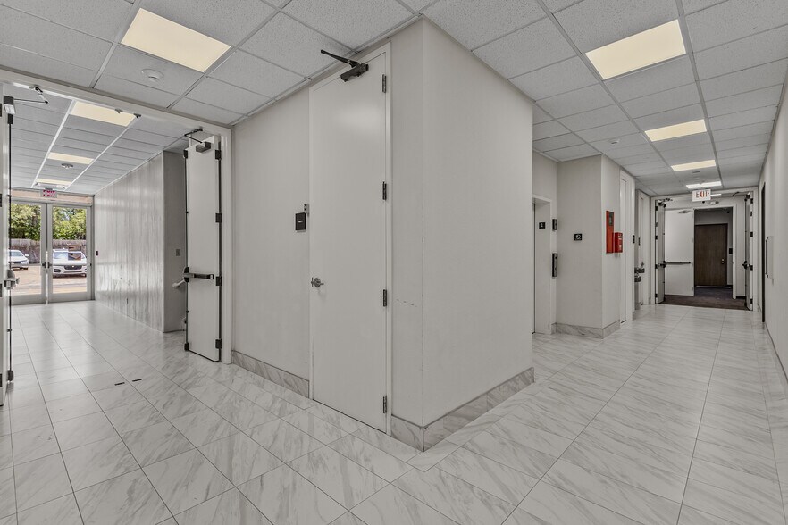 More Photos Of 6900 Anderson Blvd, Fort Worth Office For Sale