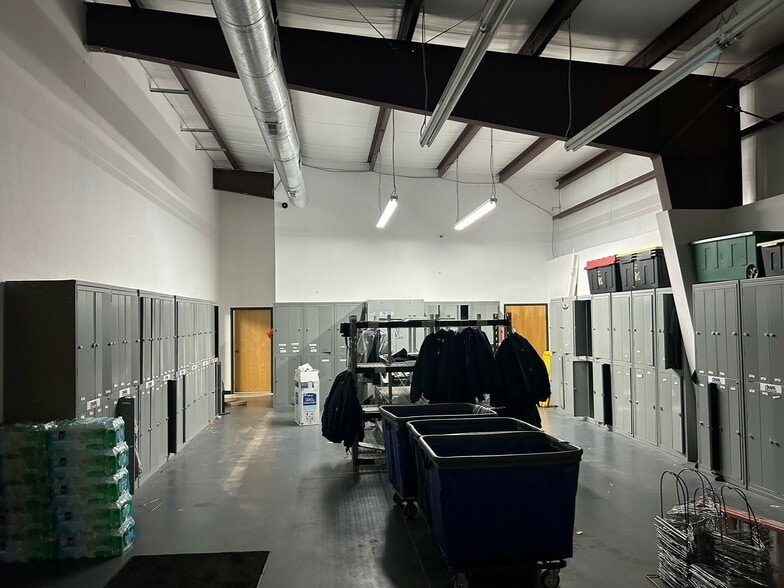 More Photos Of 905 Messenger Ln, Moore Light Manufacturing For Lease
