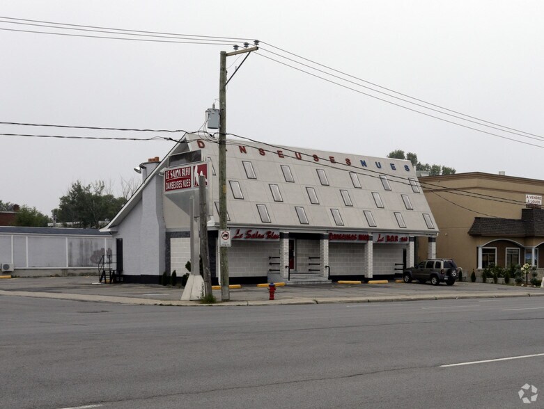 Primary Photo Of 367-369 Boul Curé-Labelle, Laval Bar For Sale