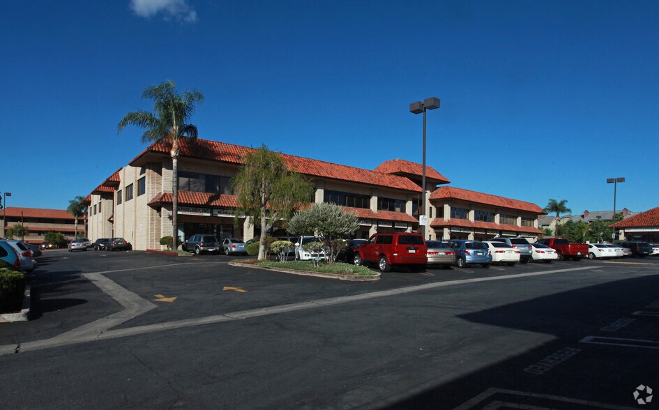 More Photos Of 18356-18388 Clark St, Tarzana Unknown For Lease