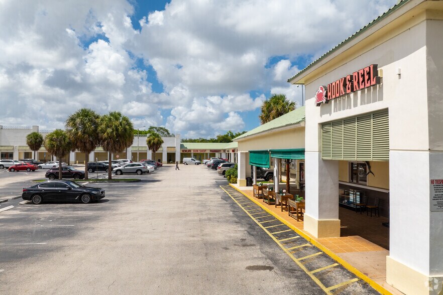 More Photos Of 7841-7899 Pines Blvd, Pembroke Pines Supermarket For Sale