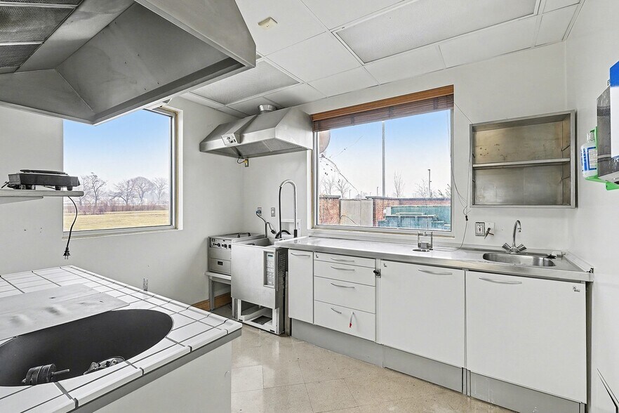 More Photos Of 15555 Silver Pky, Fenton Medical For Sale