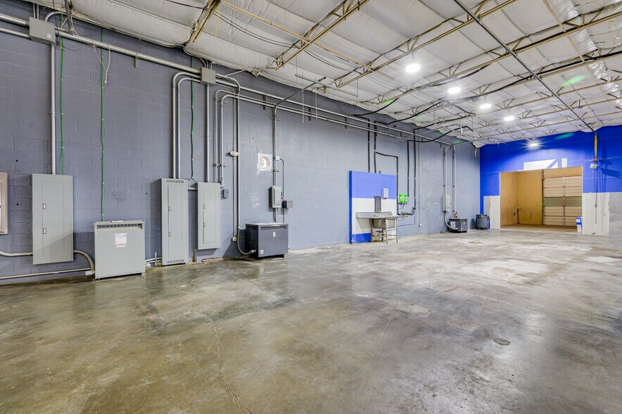 More Photos Of 3300 Lawnwood St, Fort Worth Warehouse For Sale