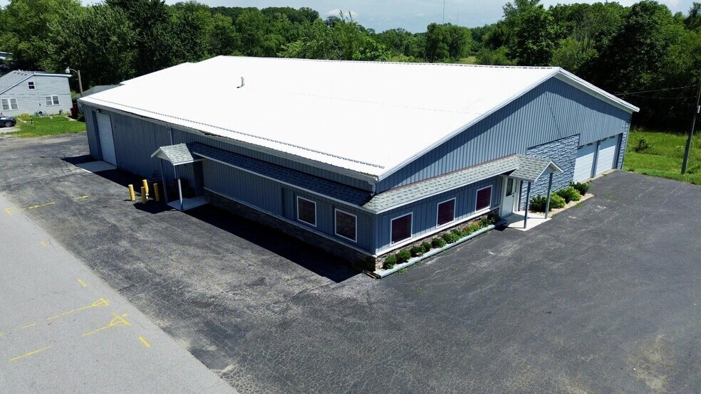 More Photos Of 13501 Morse St, Cedar Lake Industrial For Lease