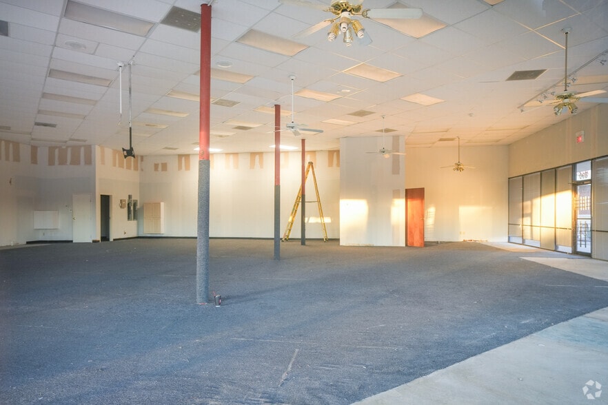 More Photos Of 901 N Polk St, DeSoto General Retail For Lease