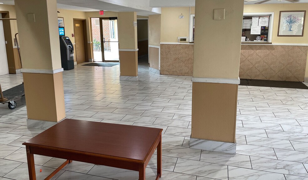 More Photos Of 12500 North Fwy, Houston Hotel For Sale