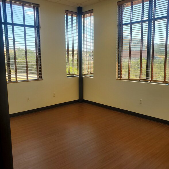 More Photos Of 2806 Flintrock Trace, Lakeway Loft Creative Space For Sale