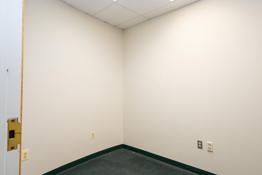 More Photos Of 195 Thomas Johnson Dr, Frederick Medical For Sale