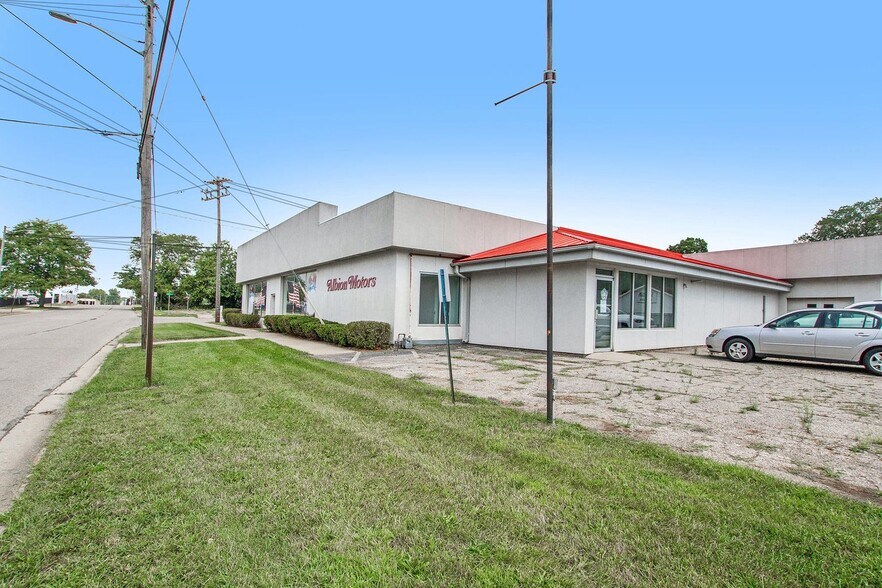 More Photos Of 600 N Clark St, Albion Auto Dealership For Sale