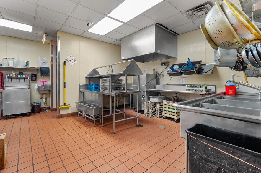 More Photos Of 850 Kepler Dr, Green Bay Restaurant For Sale