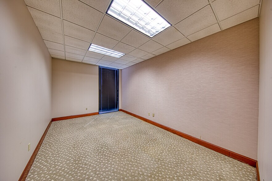 More Photos Of 1300 N Sam Houston Pky E, Houston Office Residential For Lease