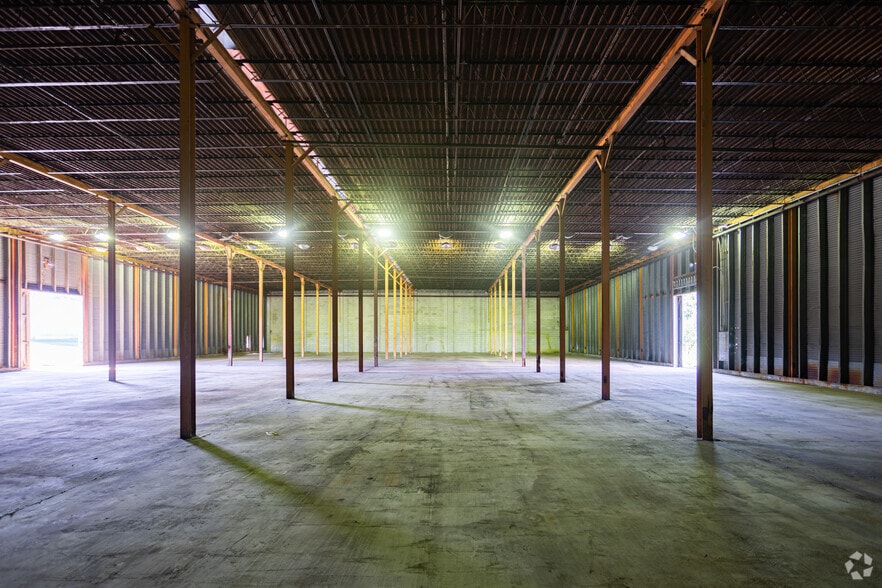 More Photos Of 756 S West St, Petersburg Warehouse For Lease