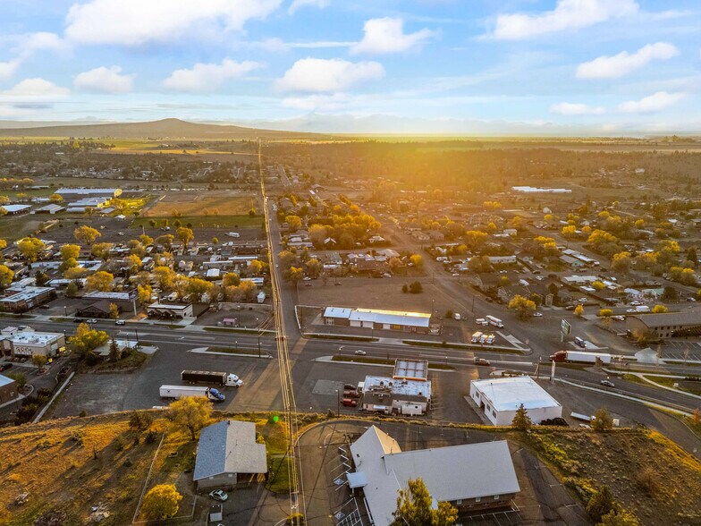 More Photos Of 992 SW Highway 97, Madras Service Station For Sale