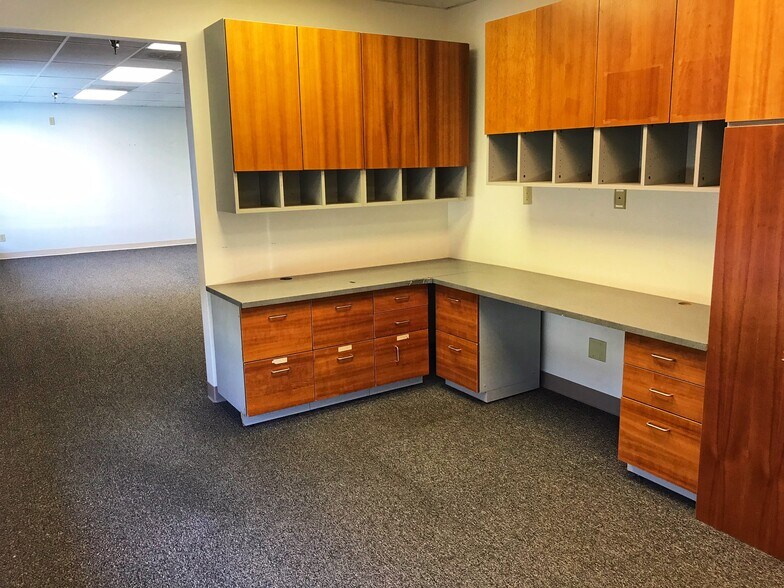 More Photos Of 1210-1228 Towanda Ave, Bloomington Unknown For Lease