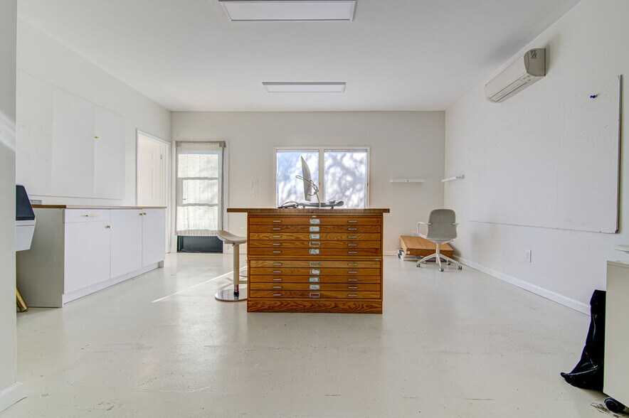 More Photos Of 5206 Beacon Dr, Austin Warehouse For Sale