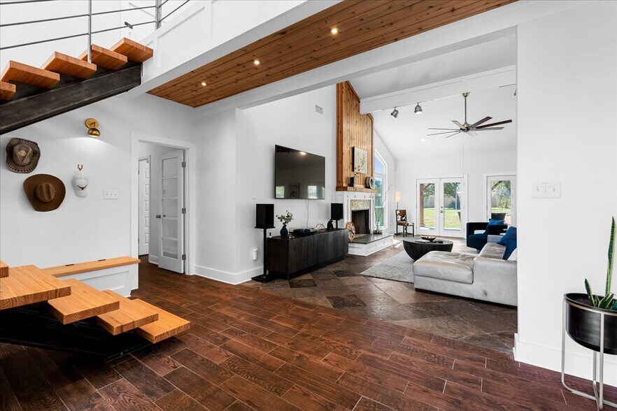 More Photos Of 14519 Fitzhugh Rd, Austin Specialty For Sale