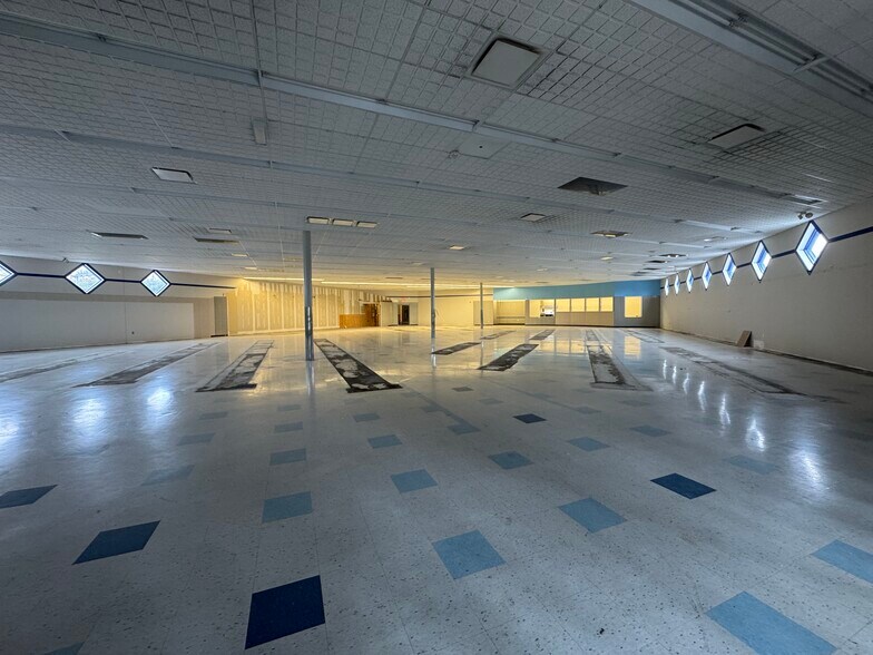 More Photos Of 1313 N Wood Ave, Florence Freestanding For Sale