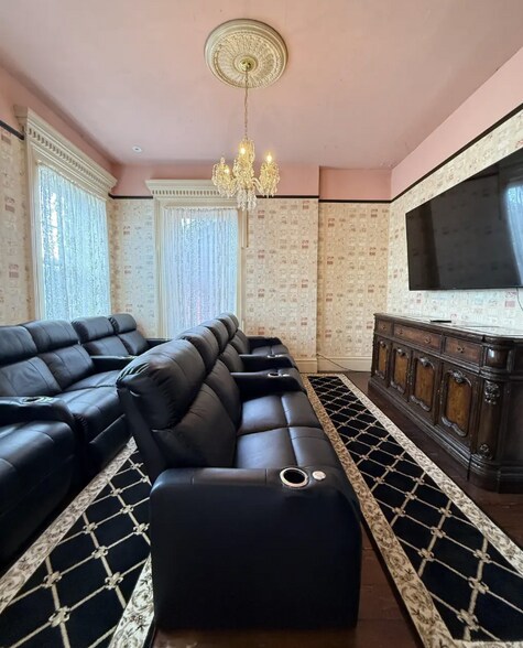 More Photos Of 1004 Park Ave, Galena Specialty For Sale