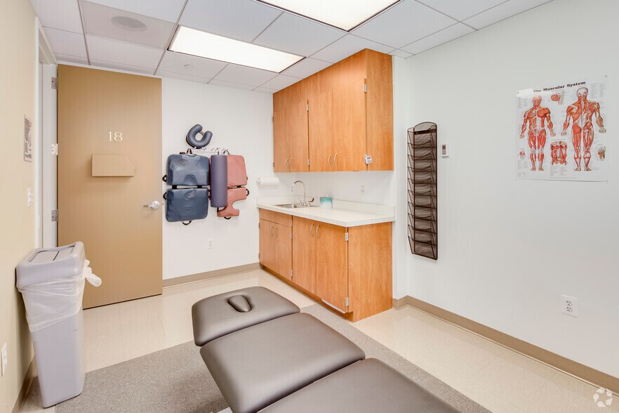 More Photos Of 6829 Elm St, McLean Medical For Lease