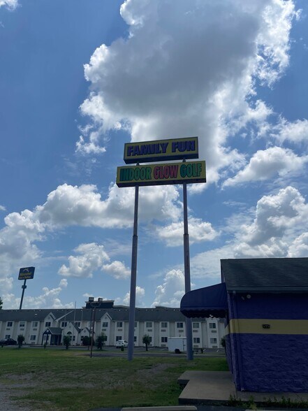 More Photos Of 211 Holiday Dr, Clarksville General Retail For Sale