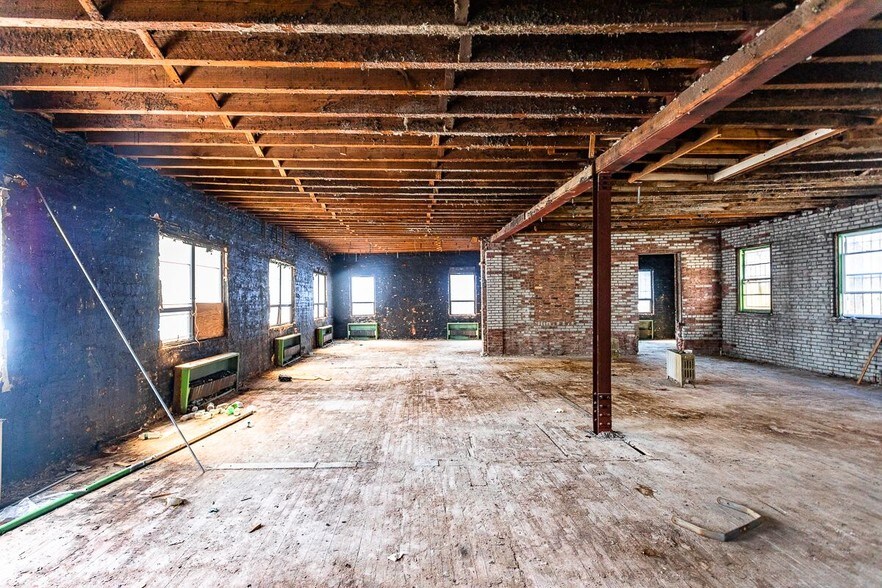 More Photos Of 1539 Covert St, Ridgewood Warehouse For Lease