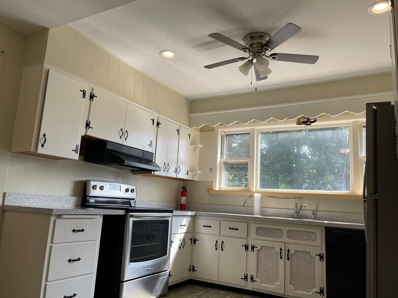 More Photos Of 692 Lenni Rd, Aston Warehouse For Sale