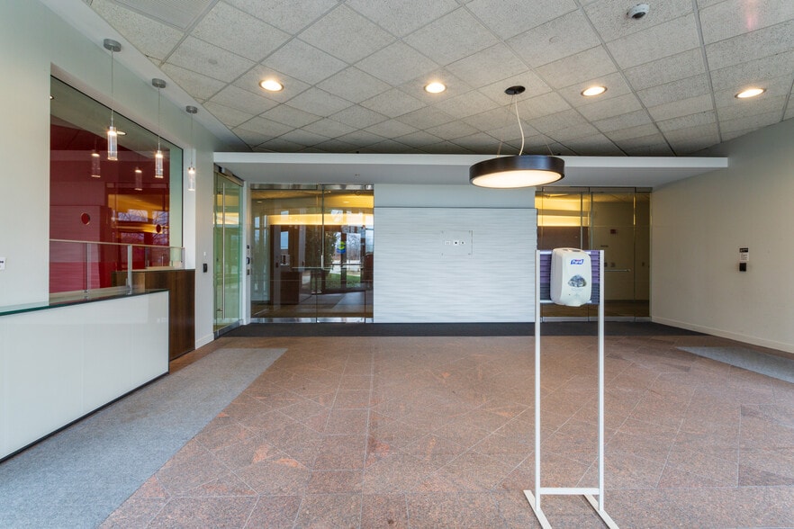 More Photos Of 4 Overlook Pt, Lincolnshire Office For Lease