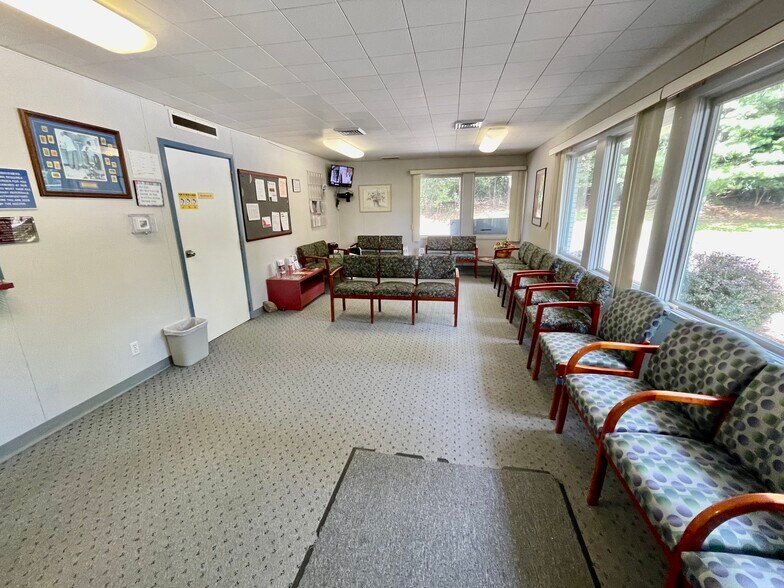 More Photos Of 460 Gidney Ave, Newburgh Medical For Lease