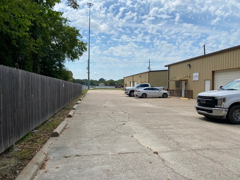 More Photos Of 1930 W Cardinal Dr, Beaumont Warehouse For Lease