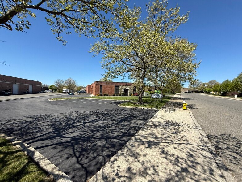 More Photos Of 87 E Jefryn Blvd, Deer Park Warehouse For Sale
