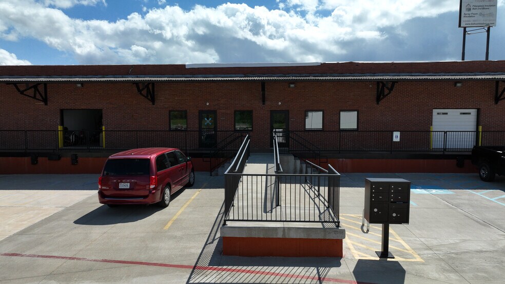 More Photos Of 224 N Stewart Ave, Springfield Warehouse For Lease