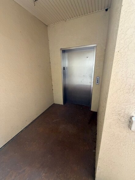 More Photos Of 1062 Bloomingdale Ave, Valrico Office For Sale