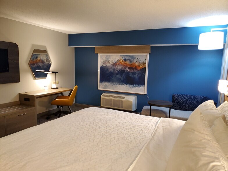 More Photos Of 3695 PA-31 East, Donegal Hotel For Sale