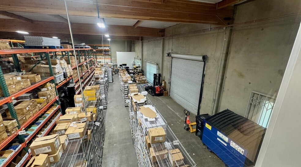 More Photos Of 18320-18330 Oxnard St, Tarzana Warehouse For Lease