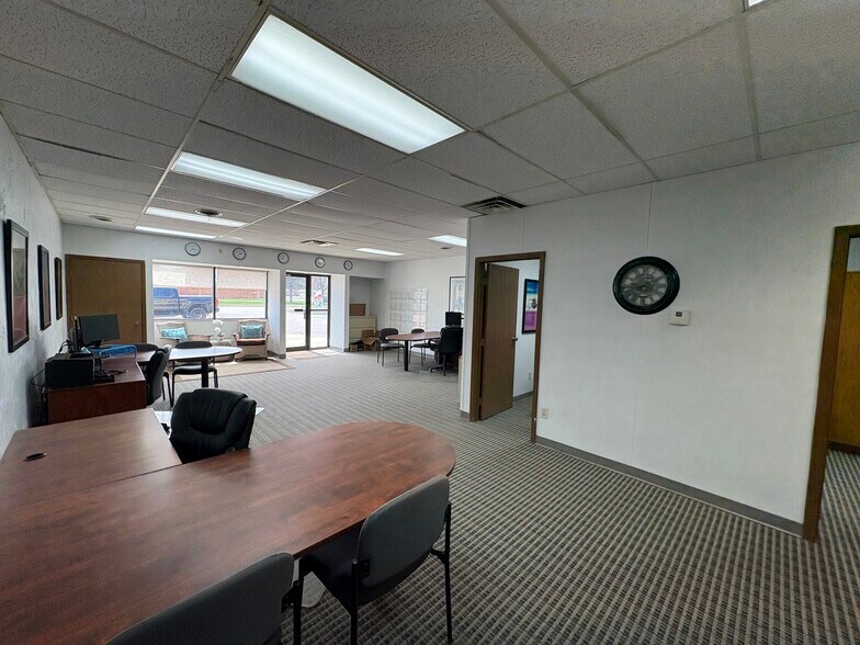 More Photos Of 5604 W 41st St, Sioux Falls Office For Sale