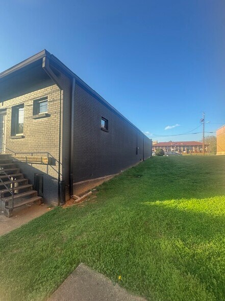 More Photos Of 6 Airline St, Belmont Freestanding For Lease