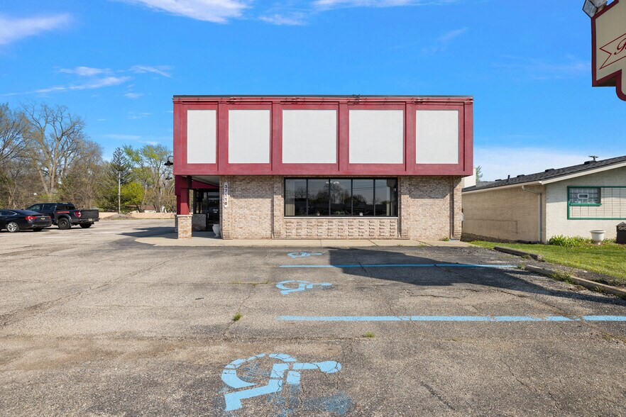 More Photos Of 37116 S Groesbeck Hwy, Clinton Township Restaurant For Sale