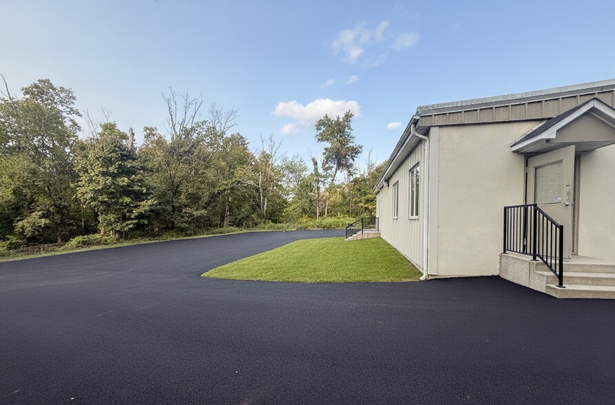 More Photos Of 295B WindyBush, New Hope Distribution For Lease