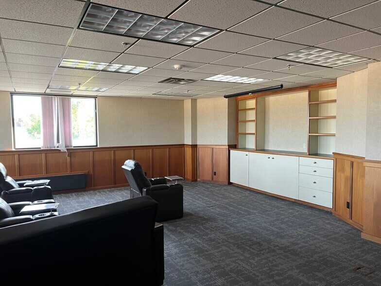 More Photos Of 136 Center St, Old Town Office For Sale