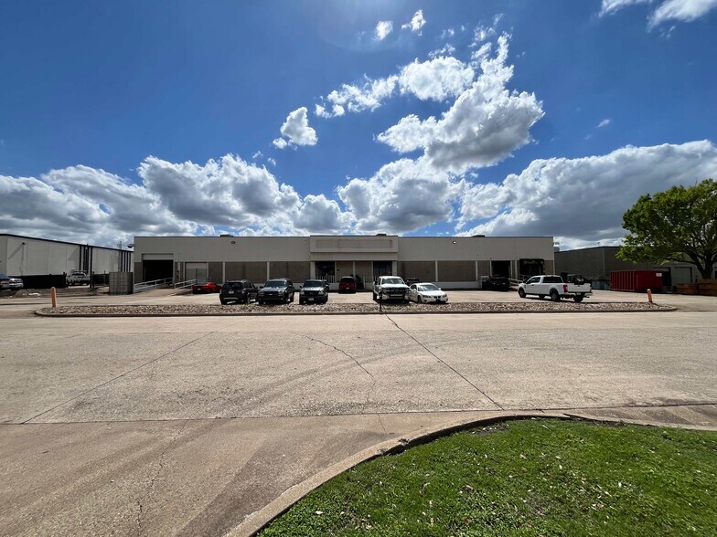More Photos Of 4120 Billy Mitchell Dr, Addison Distribution For Lease