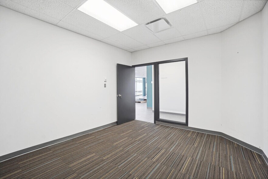 More Photos Of 10007 Boul Pie-IX, Montréal Office For Sale