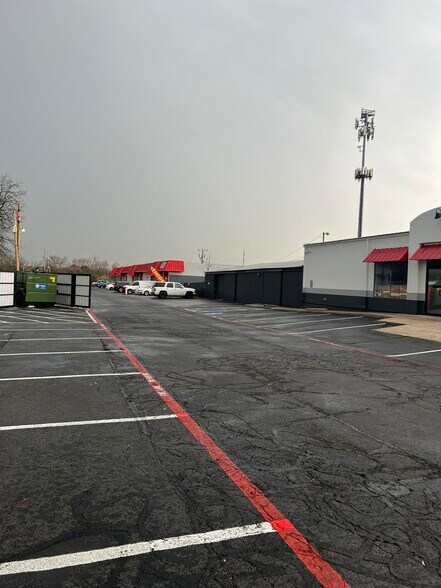 More Photos Of 2924 W Division St, Arlington Unknown For Lease