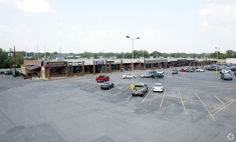 Primary Photo Of 260 W Main St, Hendersonville Unknown For Lease