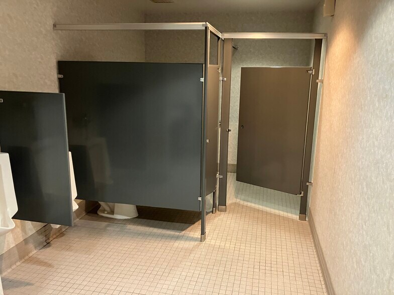 More Photos Of 2630 E Lamar Blvd, Arlington Office For Lease